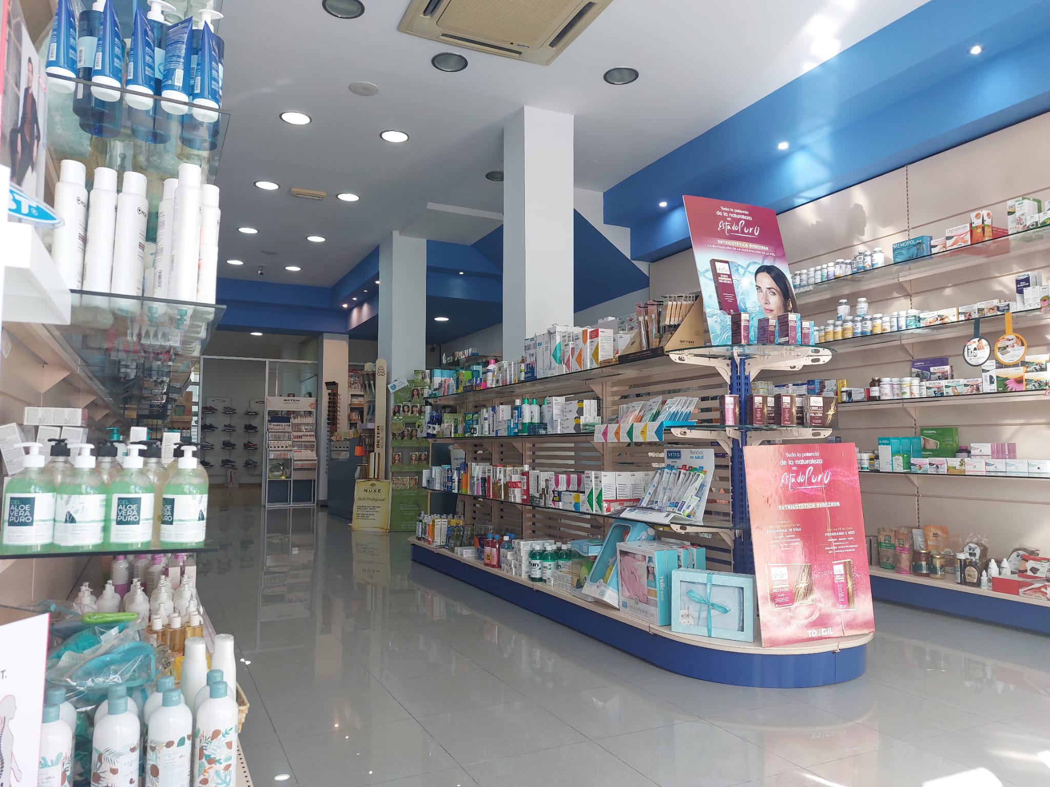 Se veria una foto del interior de la farmacia